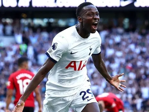 Pape Matar Sarr: Từ người thừa đến không thể thay thế ở Tottenham