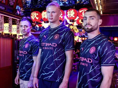 Ra mắt áo đấu mới cực chất, Man City bị tố đạo nhái Arsenal