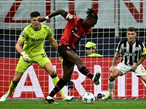 Rafael Leao hụt siêu phẩm solo một cách muối mặt