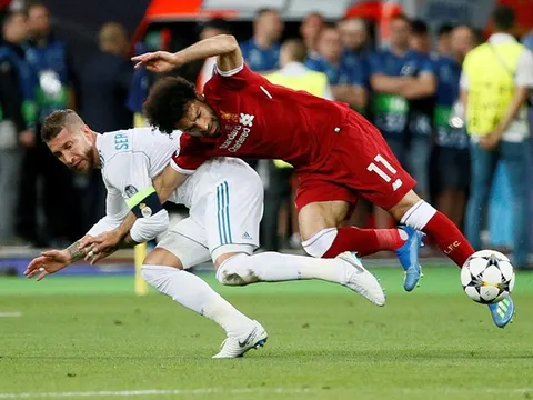Salah phản ứng thế nào khi chạm mặt Ramos?