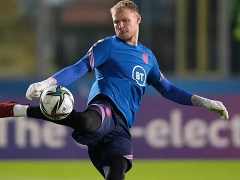 Bố Ramsdale dọa sẽ nhắn tin cho Arteta để góp ý chiến thuật