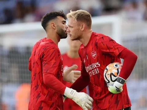 Hasselbaink báo tin dữ cho Ramsdale sau trận thắng Everton