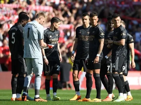 Ramsdale chia sẻ phản ứng trong phòng thay đồ của Arsenal