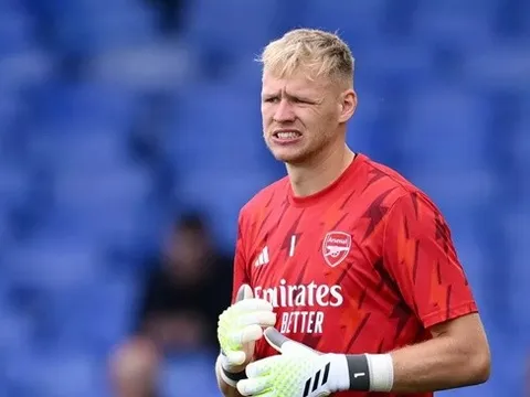 Ramsdale phản ứng đẳng cấp khi mất suất bắt chính vào tay Raya