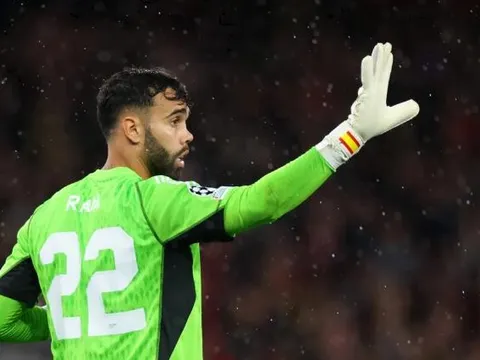 Ramsdale phản ứng khi dự bị và nhìn David Raya cứu thua xuất thần