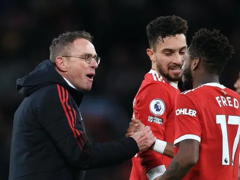 Rangnick làm 1 động tác với Fred khi kết thúc trận