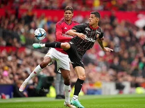 Raphael Varane nổi quạu