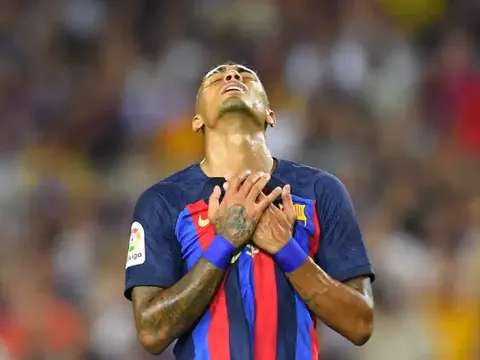 Raphinha ẩn ý về tương lai