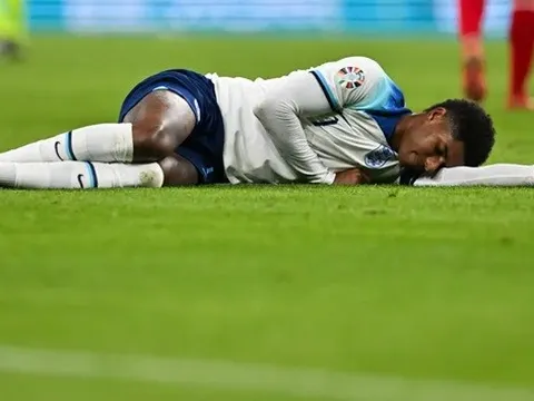 Rashford chấn thương khi va chạm với chính đồng đội