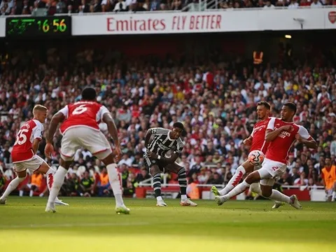 Rashford ghi bàn, Neville điểm mặt 2 tội đồ của Arsenal