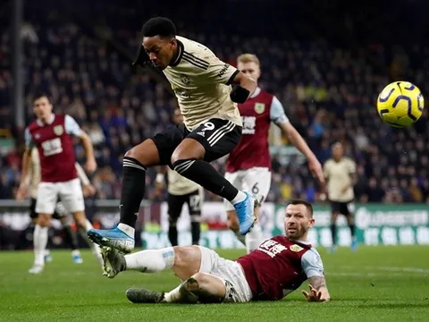 Martial bùng nổ, đồng đội ở Man Utd như 'phát rồ'