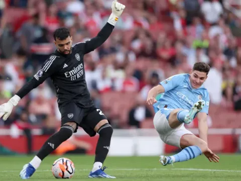 Neville không ấn tượng với sao Arsenal