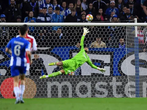 "Một thủ môn như Ramsdale đã cứu được pha đó"