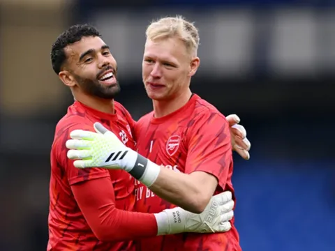 "Nhắc tôi lần nữa tại sao chúng ta lại bỏ Ramsdale để chọn Raya?"