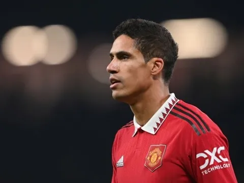 Real cân nhắc tái ngộ Casemiro và Varane