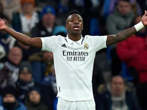 Casillas phát điên vì hàng công Real