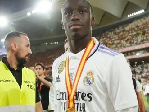 Real Madrid chịu lỗ, bán hậu vệ cho Arsenal