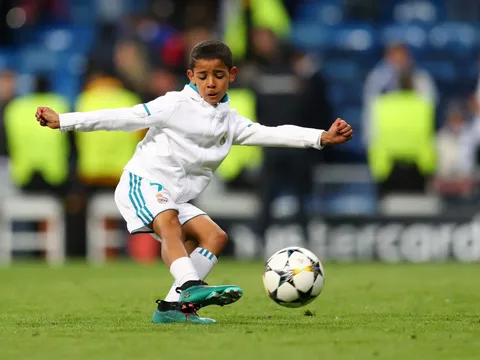 Con trai Ronaldo rời M.U, gia nhập Real Madrid