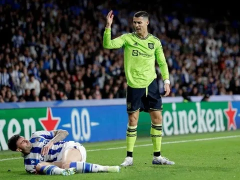 Sociedad tinh quái, M.U rơi vào bẫy