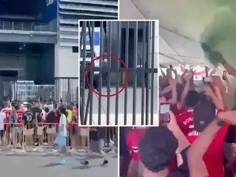 Fan Mỹ gửi thông điệp đến Avram Glazer trước trận gặp Arsenal