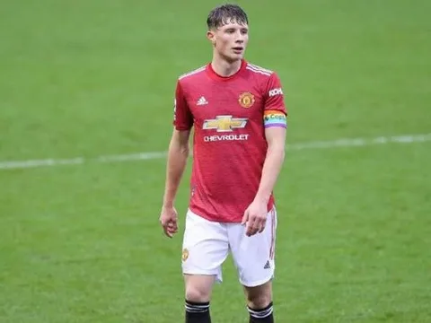 Đối tác công khai ý định mua trung vệ Man Utd