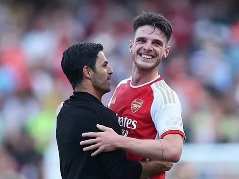 Neville dự đoán Arsenal lật kèo Man City