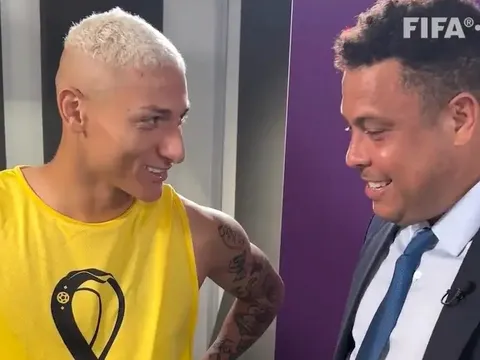 Richarlison gạt nước mắt khi gặp Ronaldo 'béo'