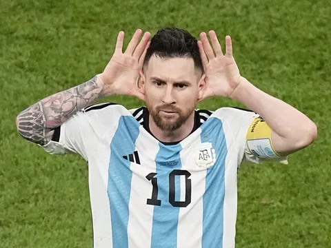 Riquelme: Van Gaal nên ôm hôn Messi