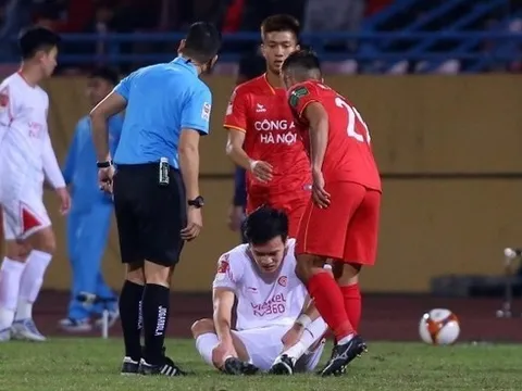 Rõ chấn thương của Hoàng Đức; Thủ môn Bùi Tiến Dũng nhận mưa gạch đá