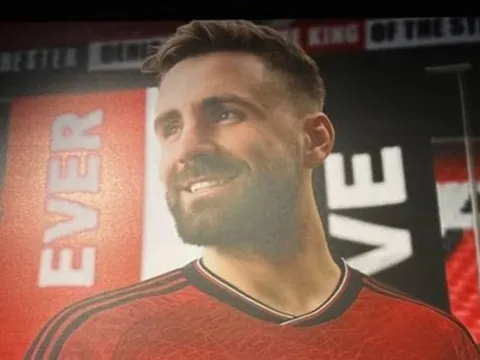 Rò rỉ áo đấu sân nhà của Man Utd mùa 2023/24