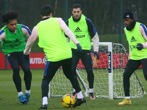 Rõ Sancho; Cơn ác mộng của Wan-Bissaka trở lại sân tập M.U