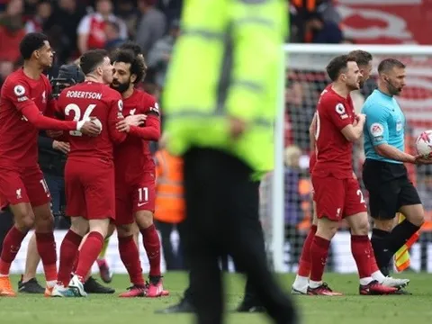 Robertson cay cú vì khoảnh khắc gây sốc từ trợ lý trọng tài