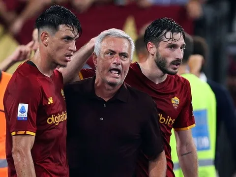 Roger Ibanez khiến Mourinho ngỡ ngàng