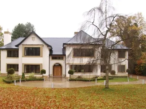 Rời Man City, Mendy rao bán ngôi nhà 5 triệu bảng