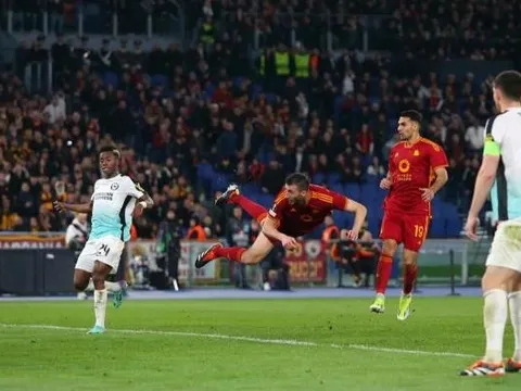 Roma 'làm gỏi' Brighton; West Ham tay trắng rời nước Đức