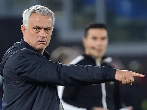 Roma thắng trận, Mourinho tranh thủ đá xoáy Lazio