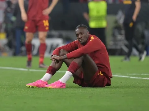 Roma tống khứ trò cưng Mourinho