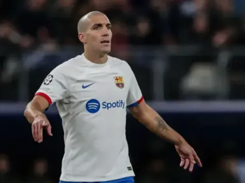 Sếp lớn Girona công khai chèo kéo tiền vệ Barcelona