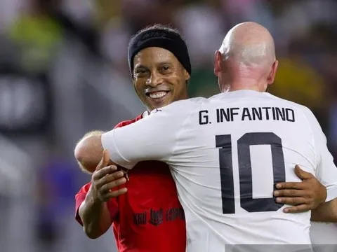 Ronaldinho đối đầu đội của Chủ tịch FIFA, phô diễn skill kinh điển