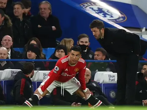 Roy Keane: "Bạn không thể để Ronaldo dự bị"