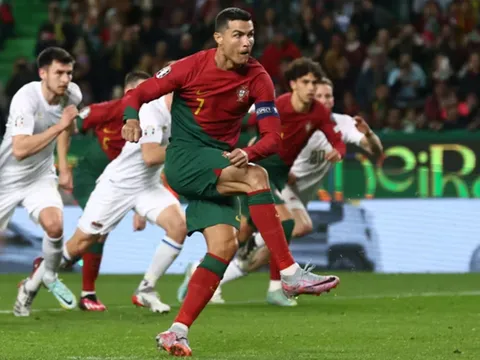 Cựu sao MU phản ứng cuồng nhiệt khi Ronaldo ghi bàn