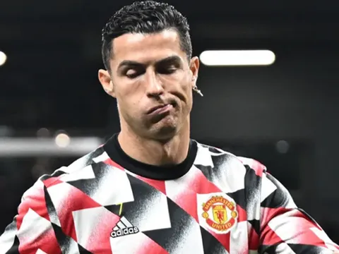 Steve Nicol chỉ trích tính cách trẻ con của Ronaldo