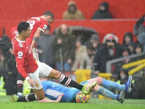 Ronaldo bị chỉ trích: "Đó là một pha vào bóng của kẻ hèn nhát"