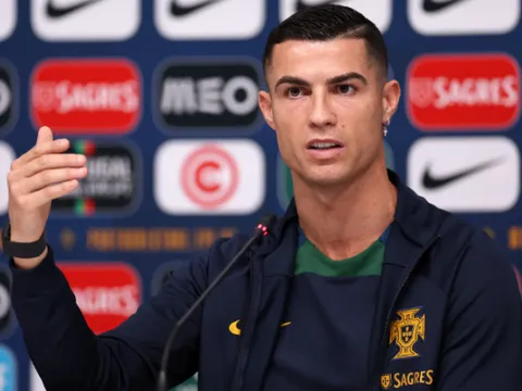 Ronaldo bỏ họp báo hậu chia tay Man Utd