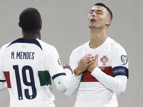 Ronaldo: Chống lại tất cả để hồi sinh