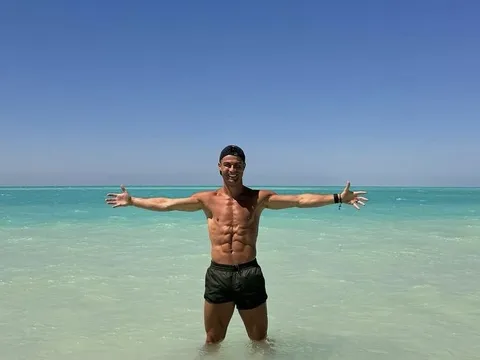 Ronaldo cùng bạn gái tập luyện trên bãi biển