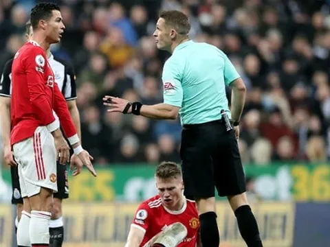 Ronaldo đã bị đồng đội làm khó như thế nào trong trận gặp Newcastle?