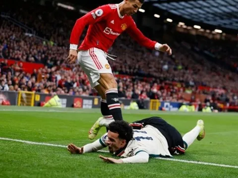 Ronaldo đá bóng vào bụng Jones, Klopp nói lời thật lòng
