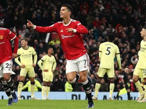 Ronaldo đã có hành động xin lỗi sau khi lập cú đúp vào lưới Arsenal