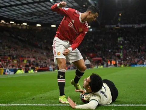 "Ronaldo may mắn thoát thẻ đỏ ở trận Liverpool"